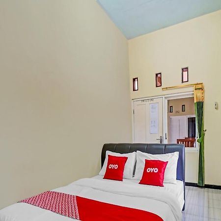 Oyo 3298 Bromo Guest House Family Маланг Екстериор снимка