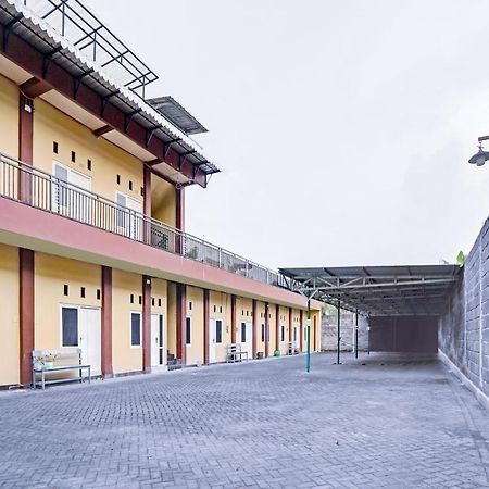 Oyo 3298 Bromo Guest House Family Маланг Екстериор снимка