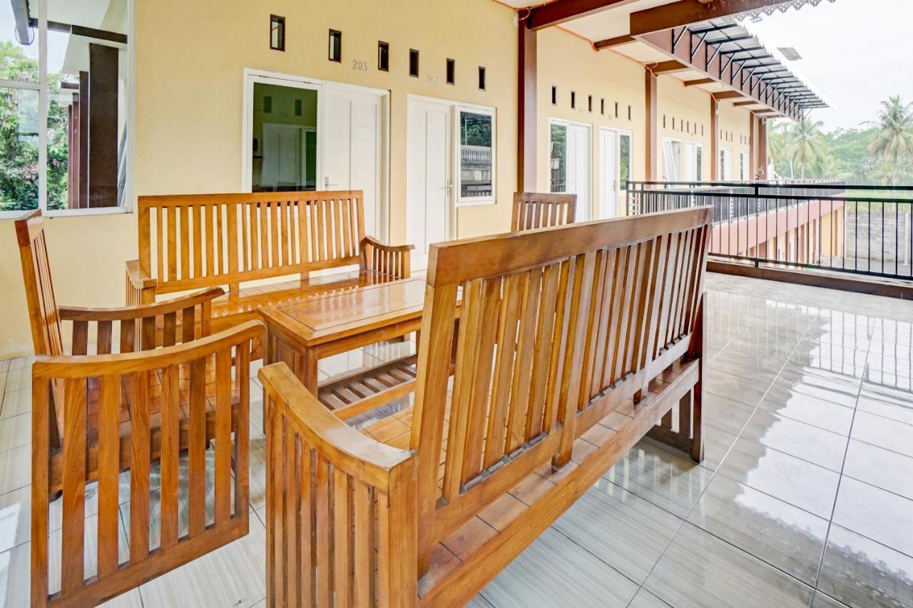 Oyo 3298 Bromo Guest House Family Маланг Екстериор снимка