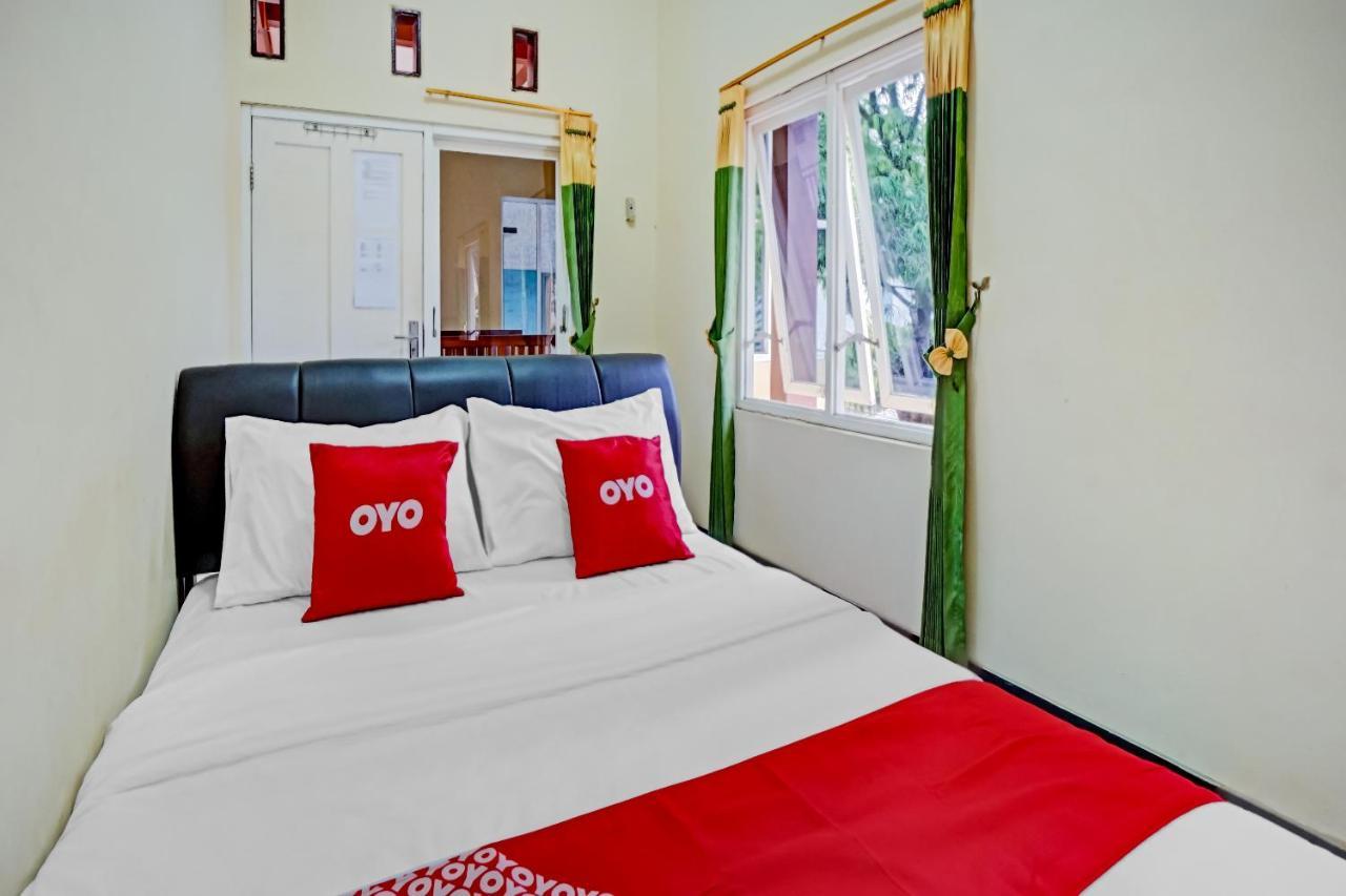 Oyo 3298 Bromo Guest House Family Маланг Екстериор снимка