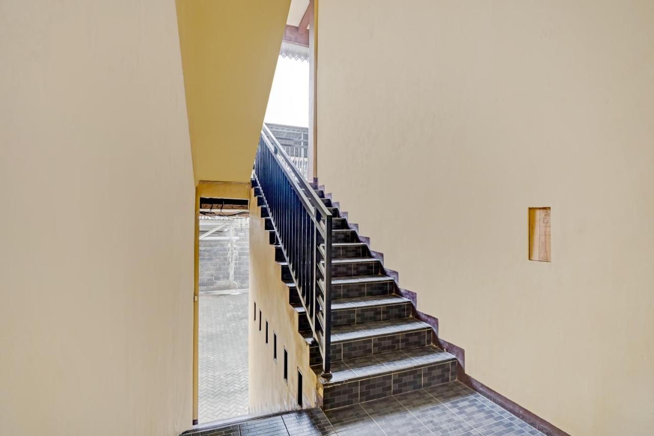 Oyo 3298 Bromo Guest House Family Маланг Екстериор снимка